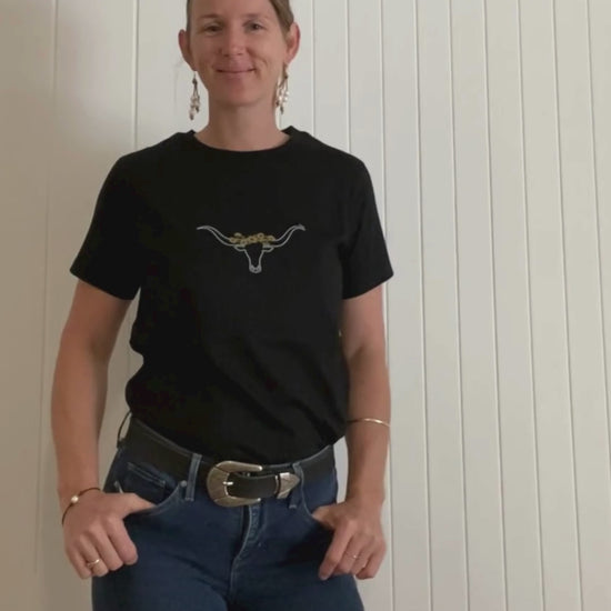 Video displaying the functionality of the zip on the shirt.