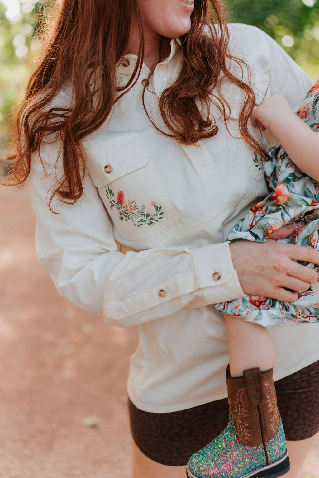 Breastfeeding shirt with bottlebrush and horseshoe design 